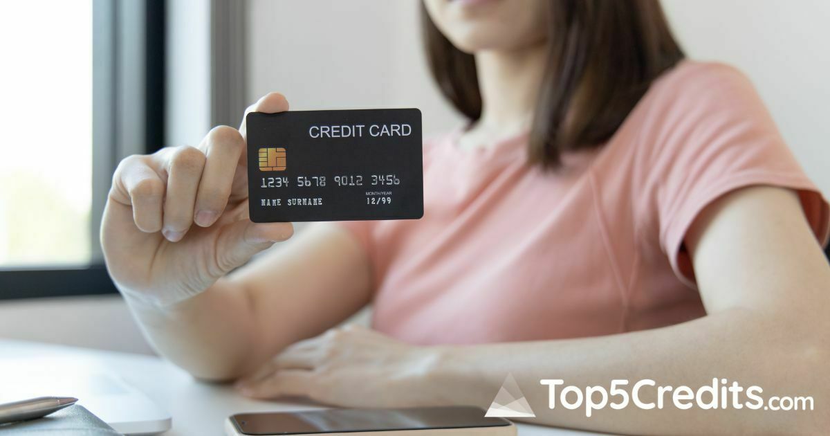 Frau zeigt eine Kreditkarte