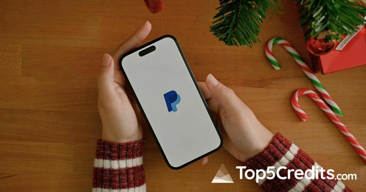 Hände halten ein Smartphone mit PayPal-Logo