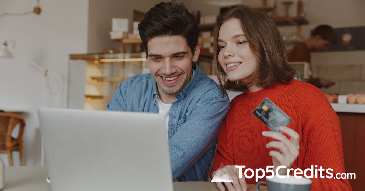 Junges Paar beim Online-Einkauf mit Kreditkarte