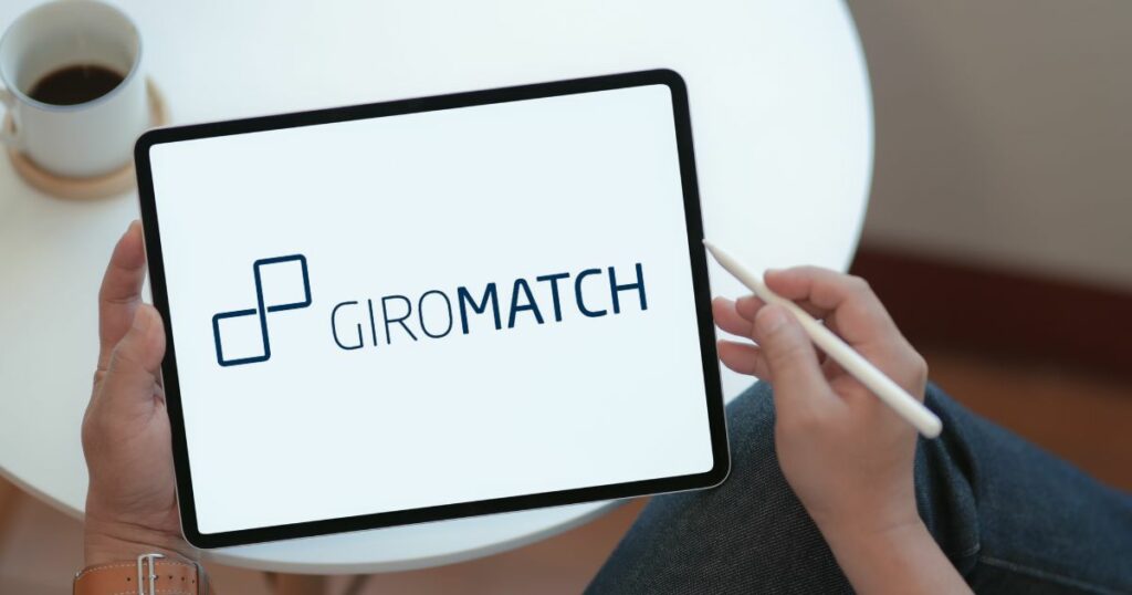 Kunde bewertet GiroMatch Erfahrungen auf einem Tablet