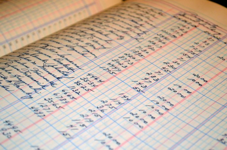 lista de morosos en papel